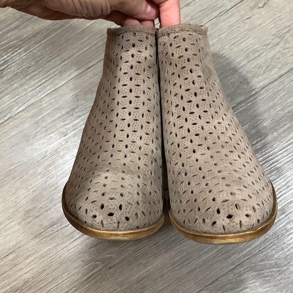 Lucky Brand LP Bergyn Boot Brindle Taupe Laser Cut Suede Ankle Boots Size 8 - Picture 4 of 8
